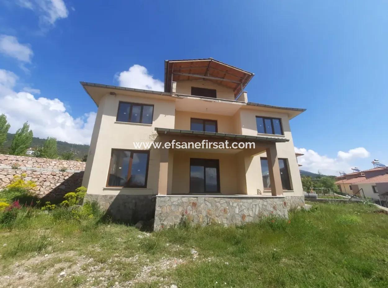 For Sale In Çamelide 300 M2 Triplex On 400 M2 Detached Plot