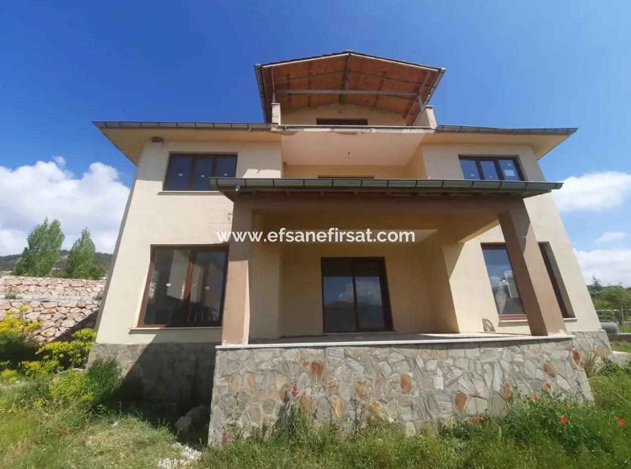 For Sale In Çamelide 300 M2 Triplex On 400 M2 Detached Plot